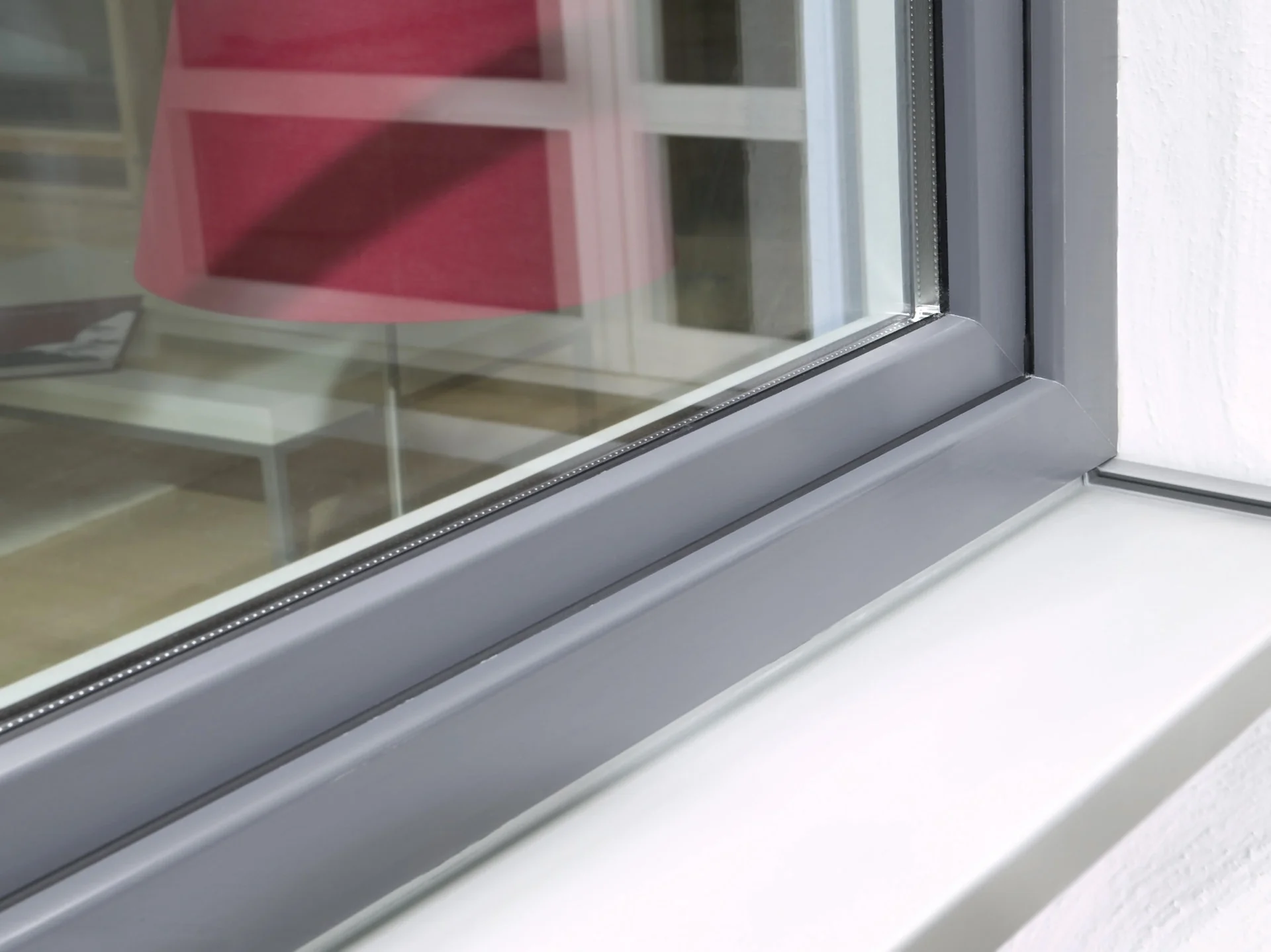 Kunststofffenster mit grauer Oberfläche im Detail
