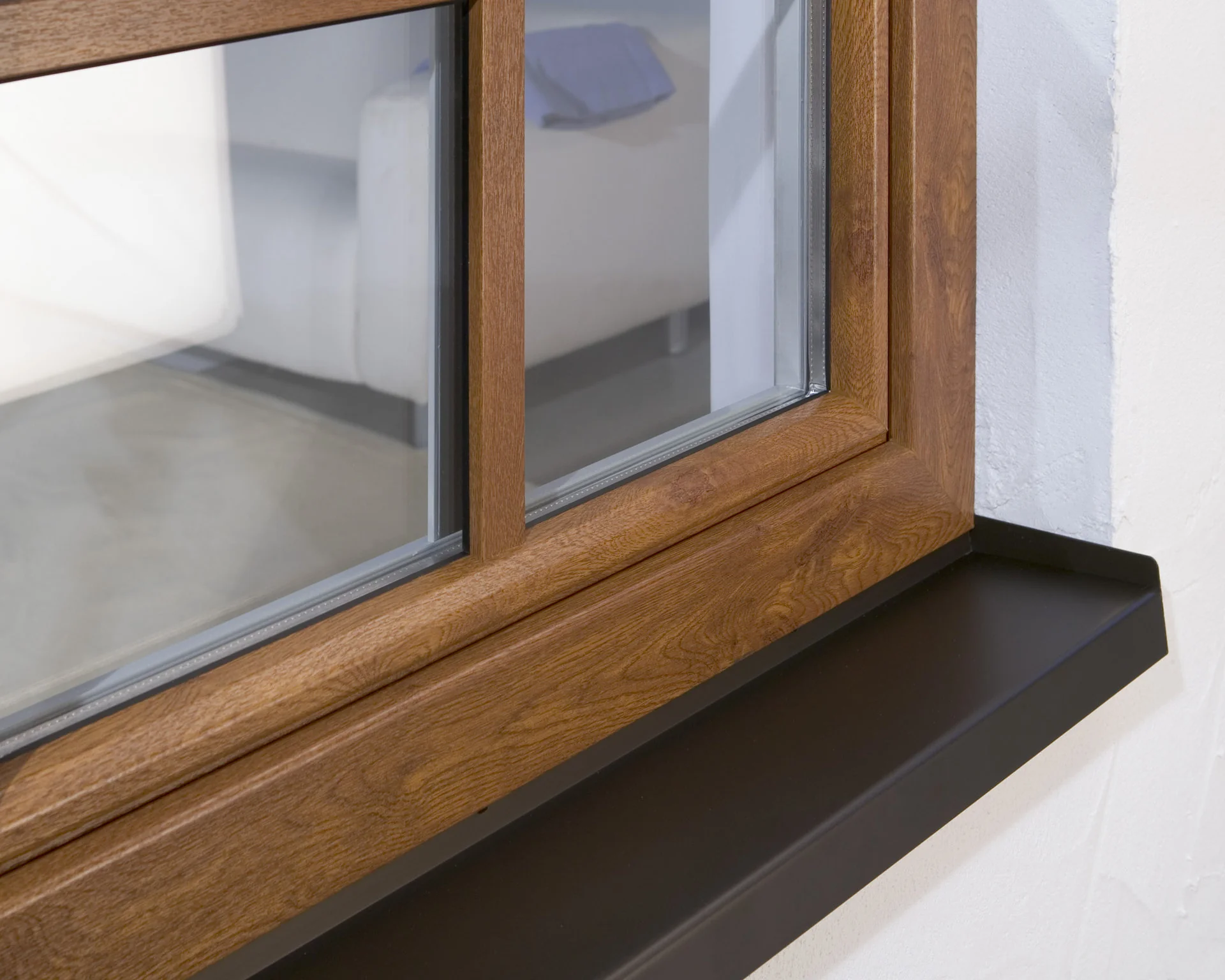 Kunststofffenster mit Holzdekor-Oberfläche in Nussbaum, Detailansicht