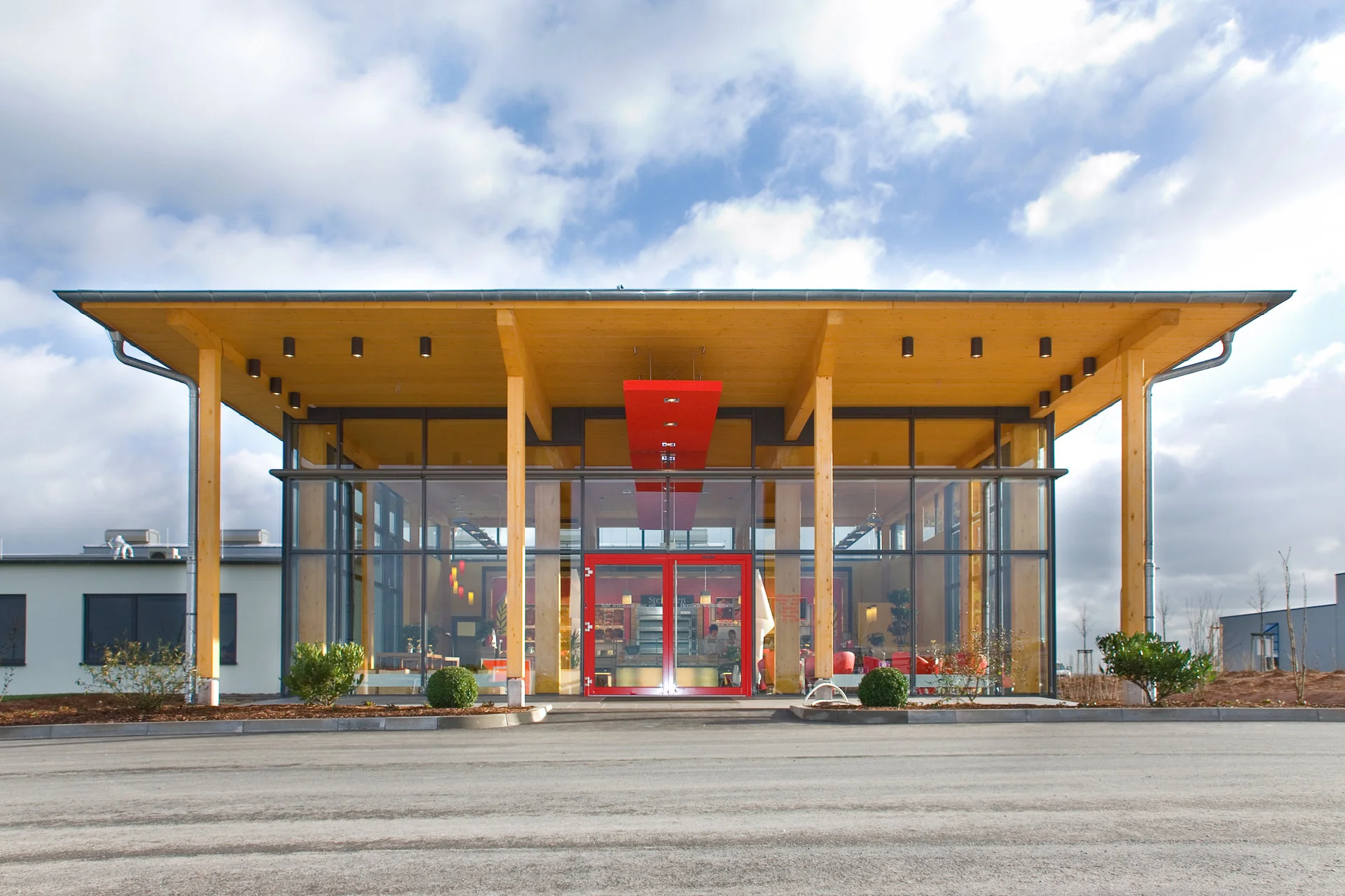 Aluminium-Pfosten-Riegel-Fassade im Gewerbeobjekt