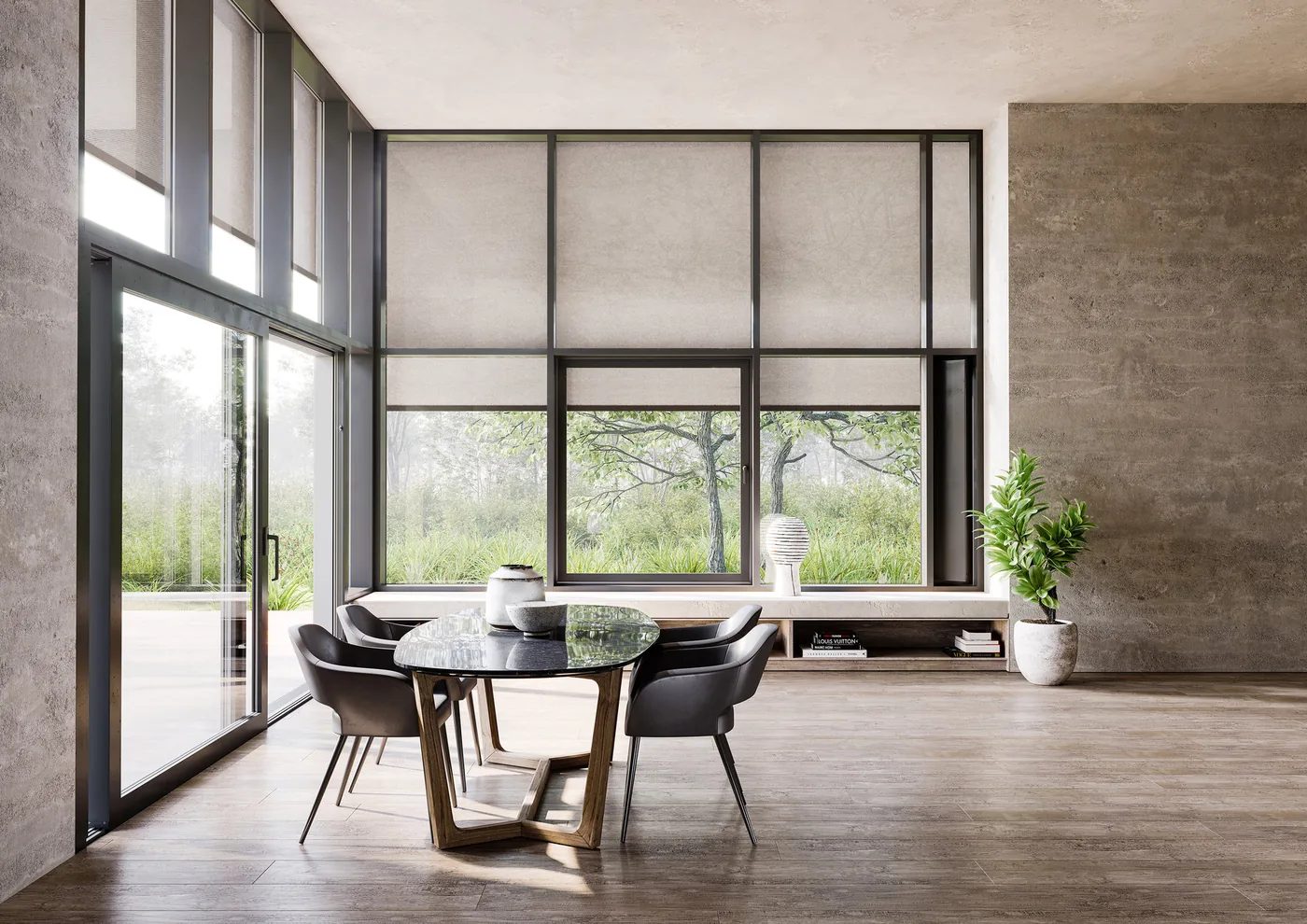 Großflächige Fenster mit textilem Sonnenschutz in einem modernen Wohnraum mit Blick ins Grüne