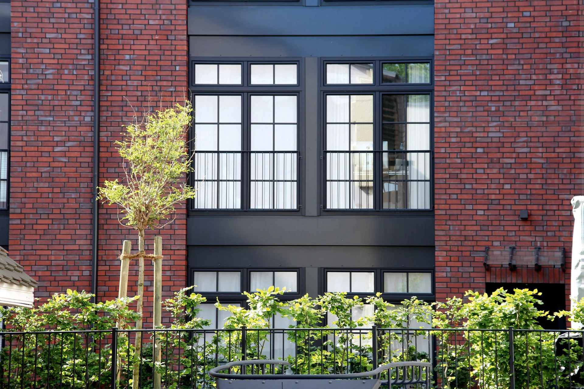 Eingebautes GEALAN-Kunststofffenster von FERO Fensterbau im Wohnraum