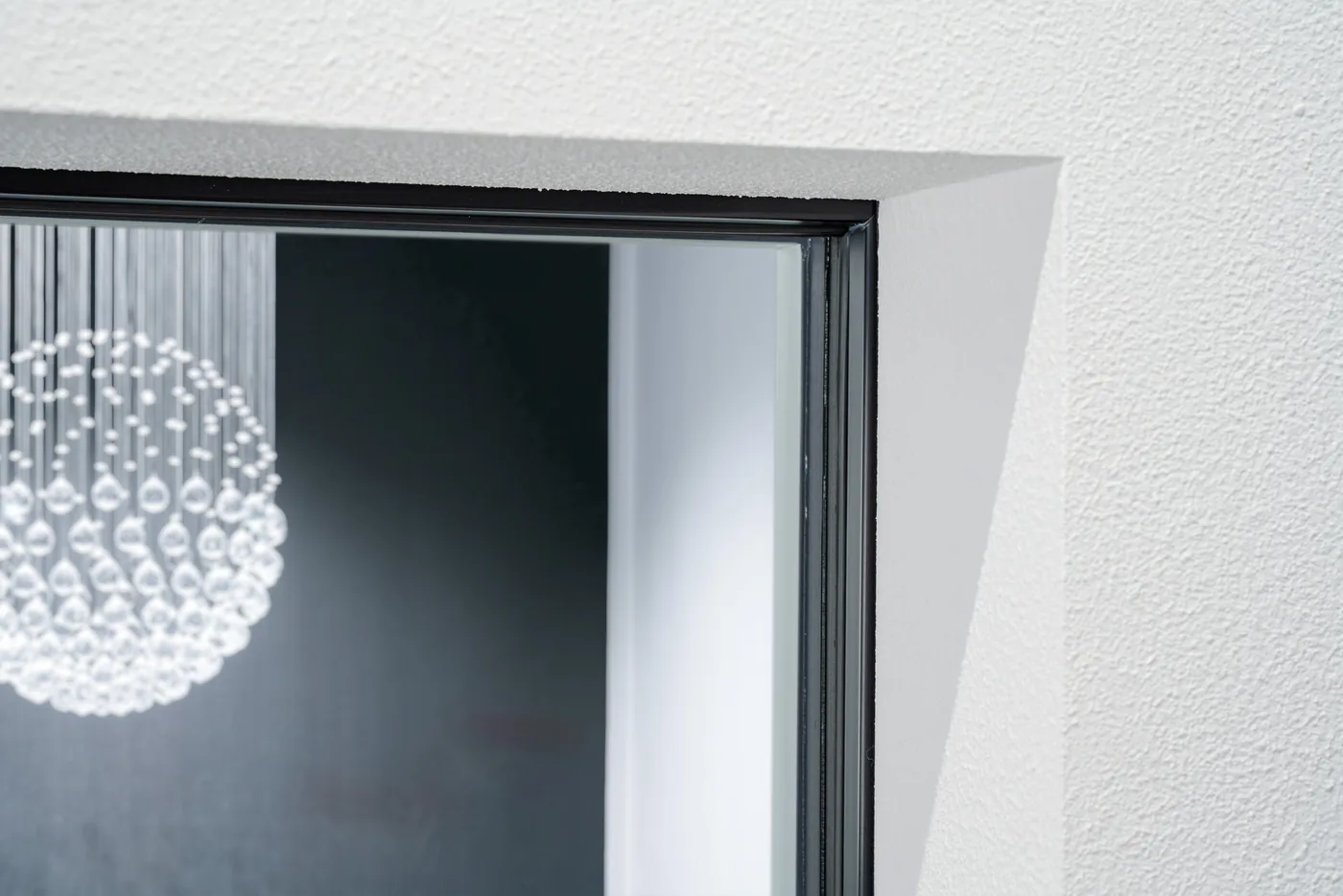 Rahmenloses GEALAN KUBUS Kunststofffenster, Detailansicht der sehr schmalen Rahmenkante