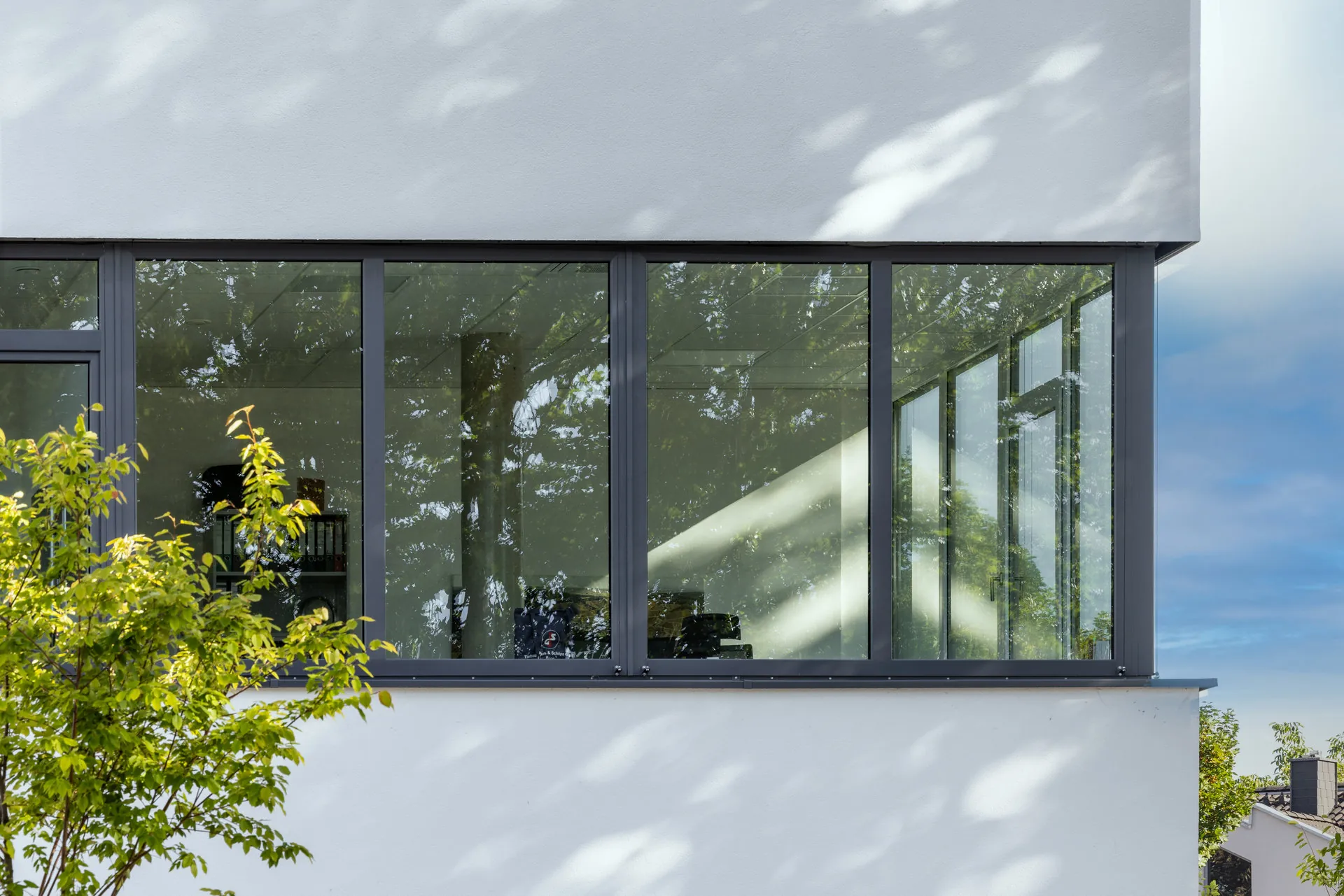 Modernes Wohngebäude mit großer Fensterfront