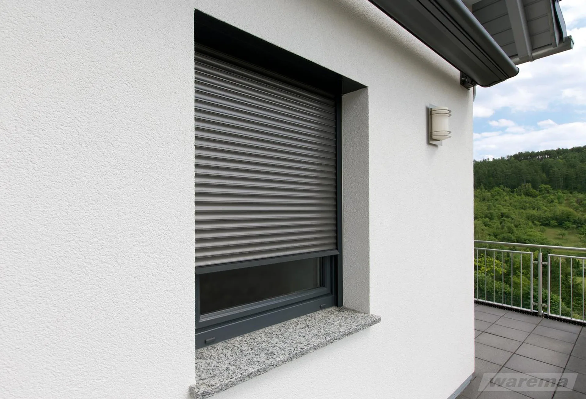 Anthrazitfarbener Aluminium-Rollladen an einem Wohnhausfenster