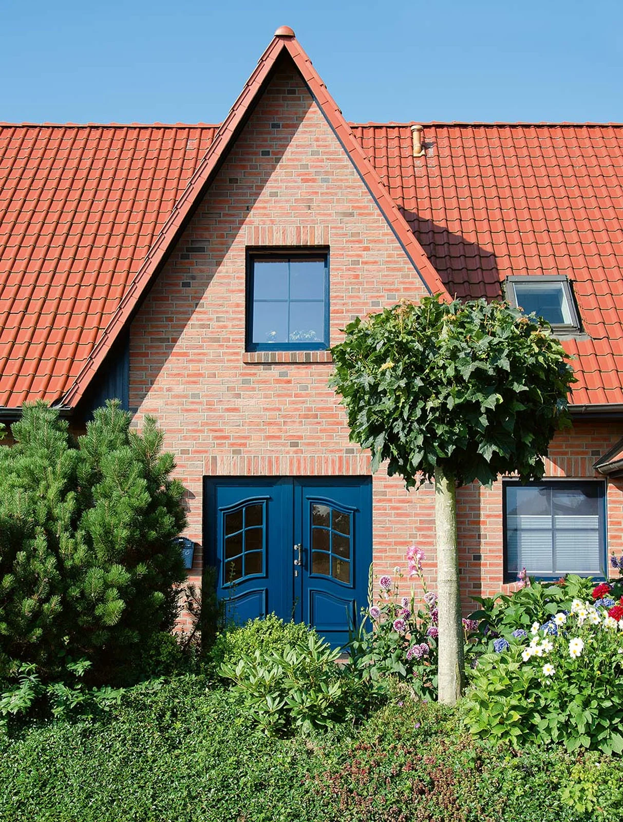 Haustür mit Glasausschnitt und Seitenteil