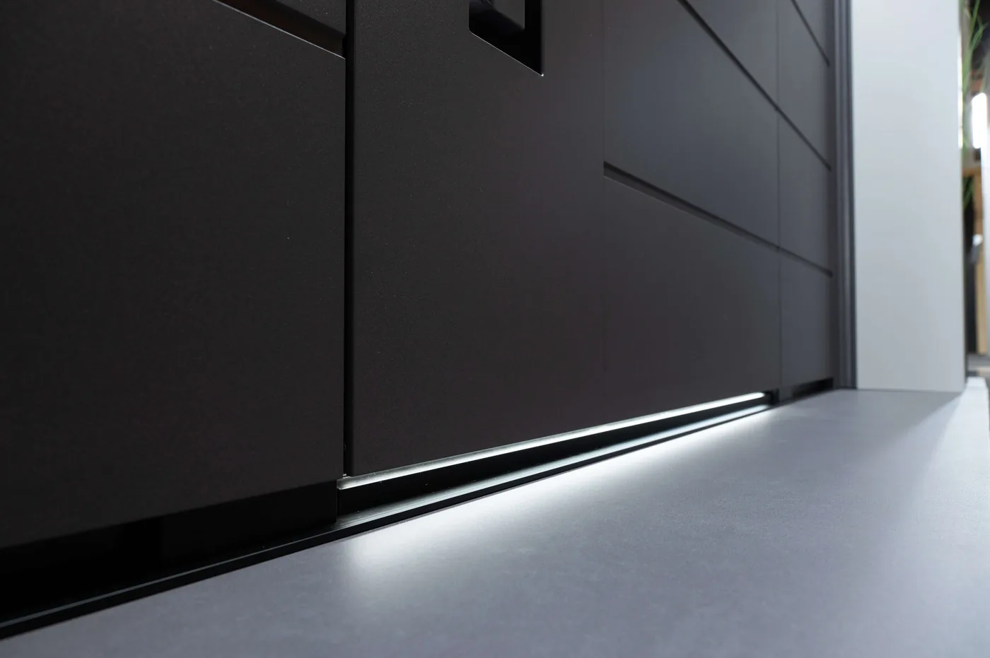 Dunkle Haustür mit integrierter LED-Beleuchtung an der Schwelle